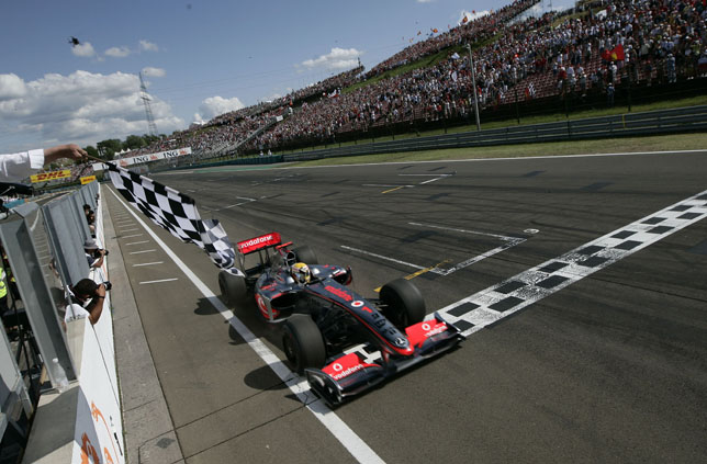 lewis-hamilton-vodafone-mclaren-mercedes-first-win-in-f1-history-with-the-kers-hybrid.jpg (98.99 Kb)